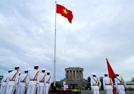 Lễ chào cờ ở quảng trường Ba Đình, trước Lăng Chủ tịch Hồ Chí Minh.